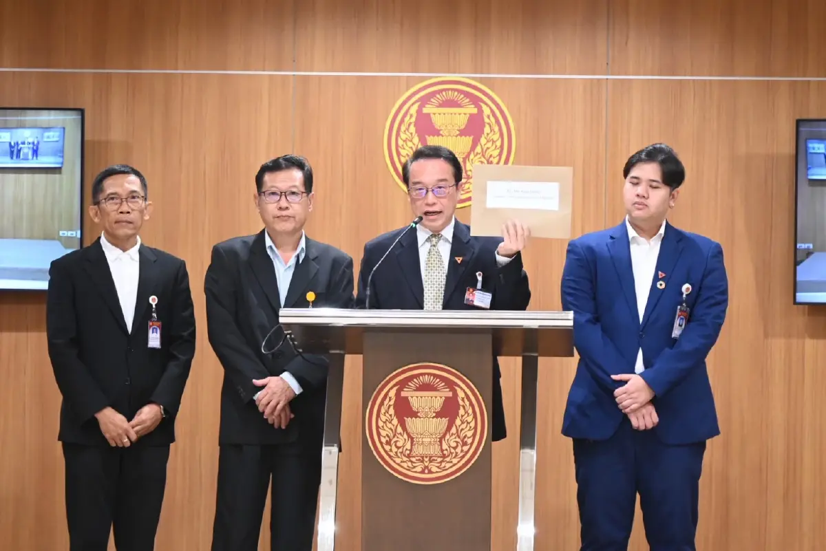 'สส.ปชน.' ตะโกน ถาม 'มิน อ่อง ไลง์' ปมสันติภาพ  ระหว่างเยือนรัฐสภา
