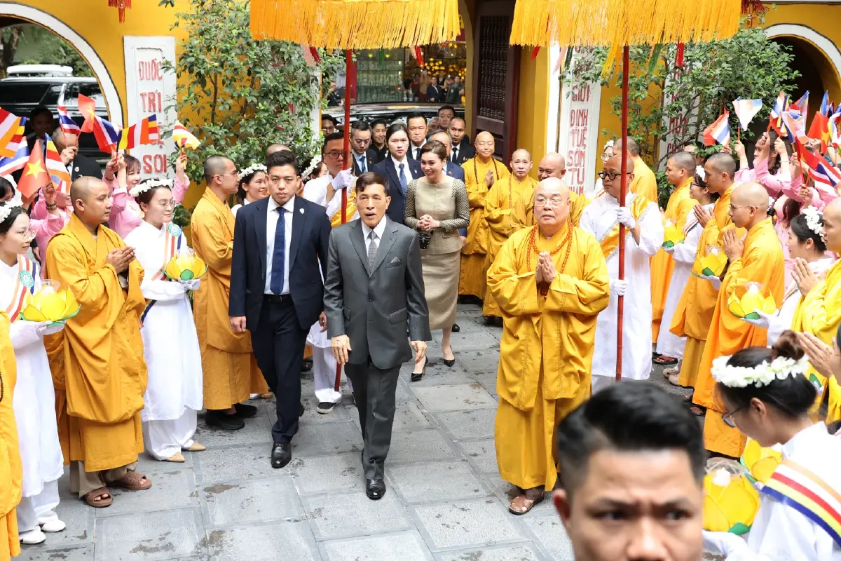ในหลวง-พระราชินี ทรงวางพวงมาลา อนุสาวรีย์วีรชน-เสด็จฯ วัดกว๋านสือ