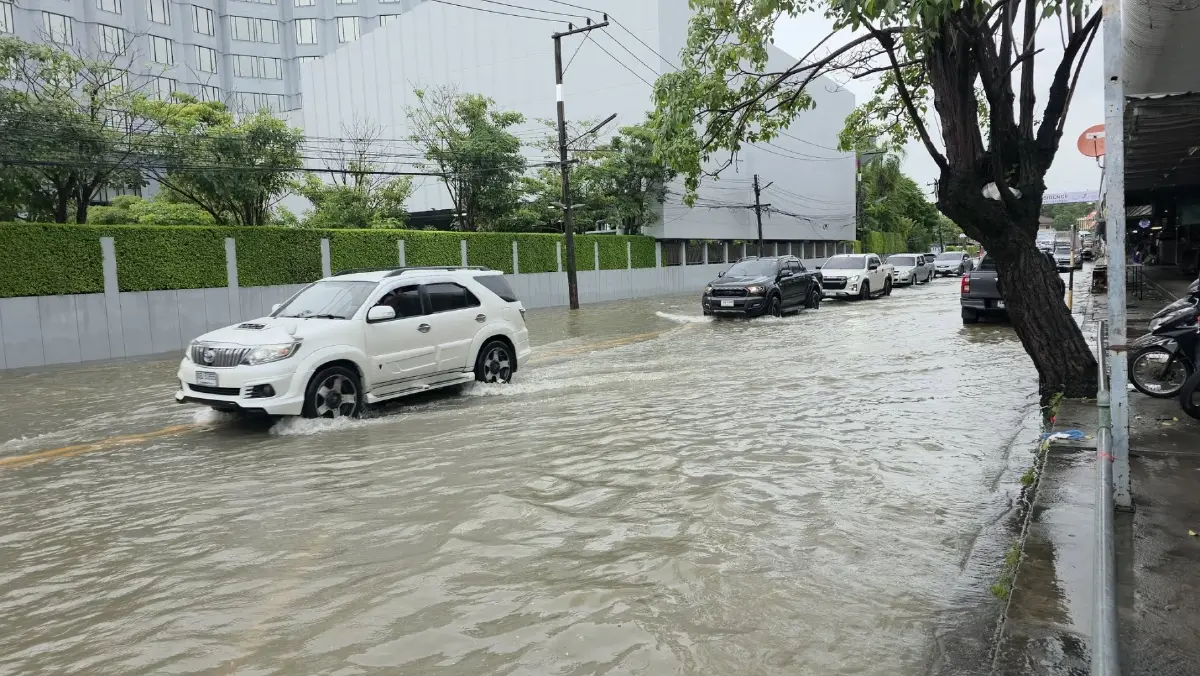 ระยองเร่งระบายน้ำรับมือฝนตกหนัก ลงพื้นที่ช่วยเหลือประชาชน