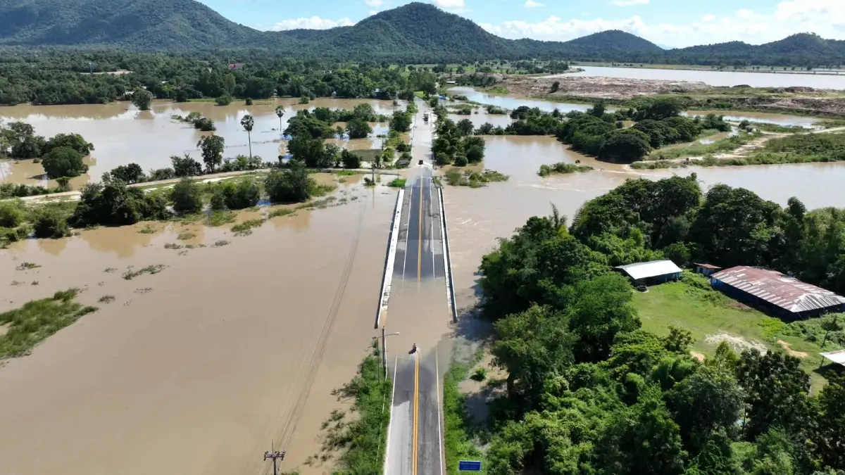 อุทัยธานีมวลน้ำทะลัก ปิดถนนสาย 3319 'ทัพทัน-โกรกพระ' รถผ่านไม่ได้
