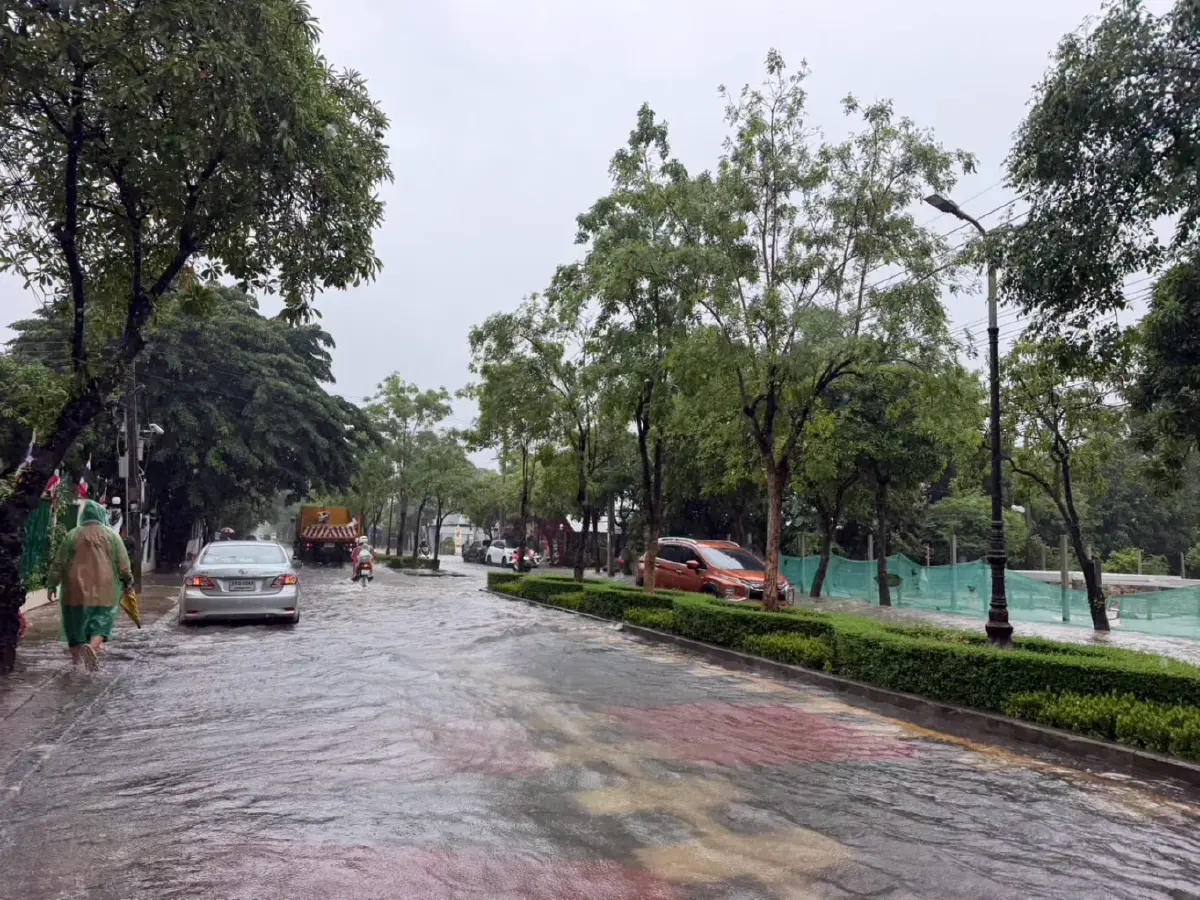 ฝนถล่มกรุง กทม. อัปเดตจุดน้ำท่วมขังบนถนนสายหลัก เร่งระบายน้ำต่อเนื่อง