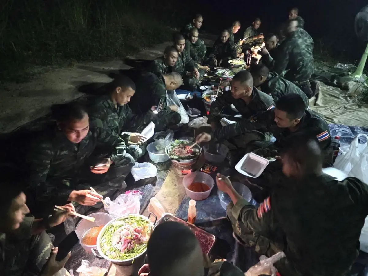 'ผอ.JIC'  เลี้ยงหมูกระทะ ทหารชายแดนไทย-กัมพูชา ขอบคุณ ปกป้องแผ่นดินไทย