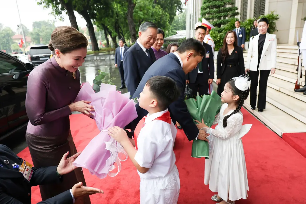 ในหลวง-พระราชินี ทรงร่วมพิธีรับเสด็จอย่างเป็นทางการ ในโอกาสเสด็จฯเยือนเวียดนาม