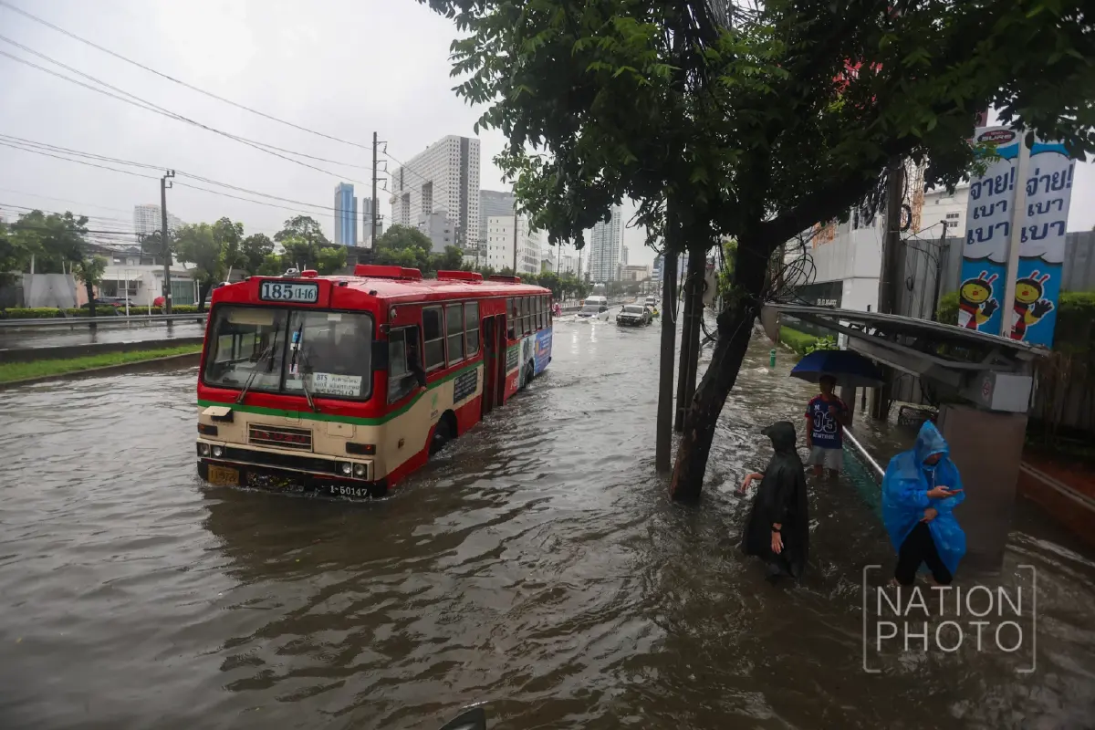 รถติดทั้งสาย! ฝนถล่มกรุงข้ามคืน 'รัชดาฯ' จมมิดทุกเลน รถดับนับสิบ