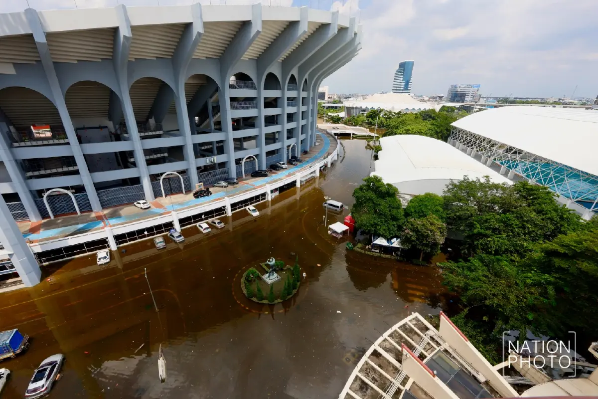 ภาพชุดวันนี้ น้ำท่วมขังรอบสนามราชมังคลาฯ ย่านหัวหมาก