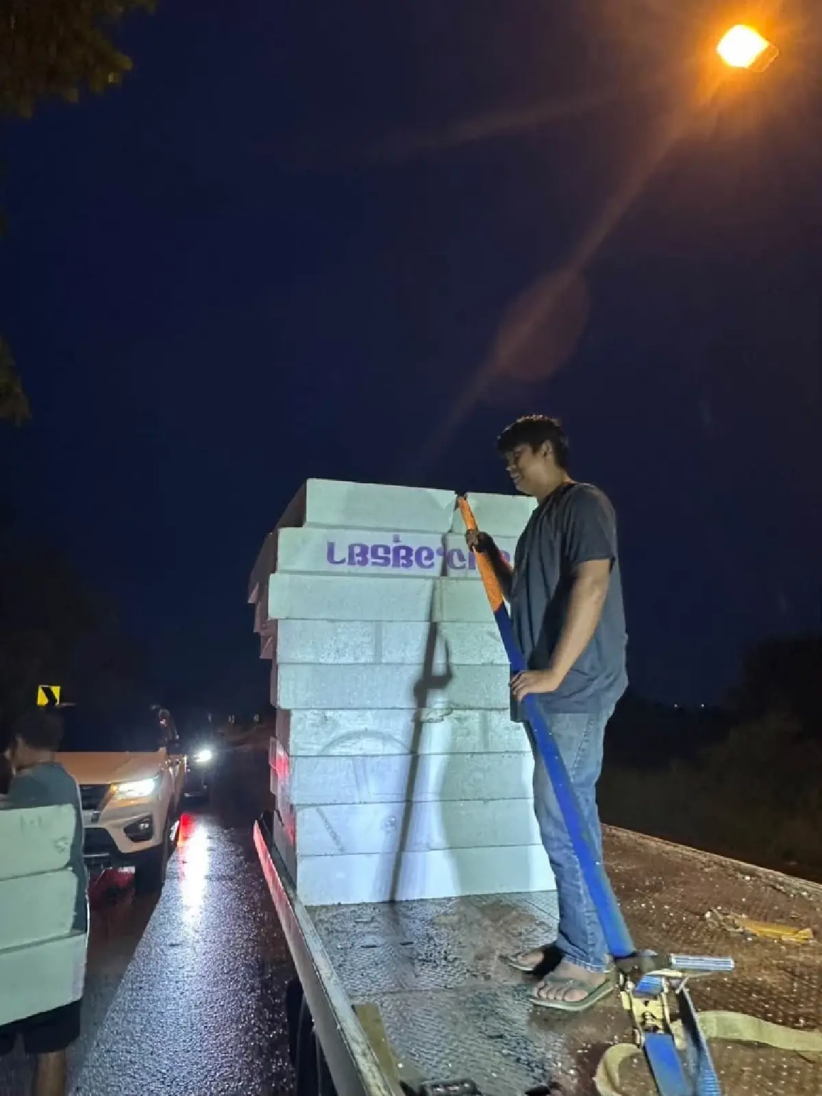 อยุธยาต้องรอด! 6 อำเภอจมหมื่นหลัง 'สส.ภูมิใจไทย' ลุยแจกโฟมสู้ภัย