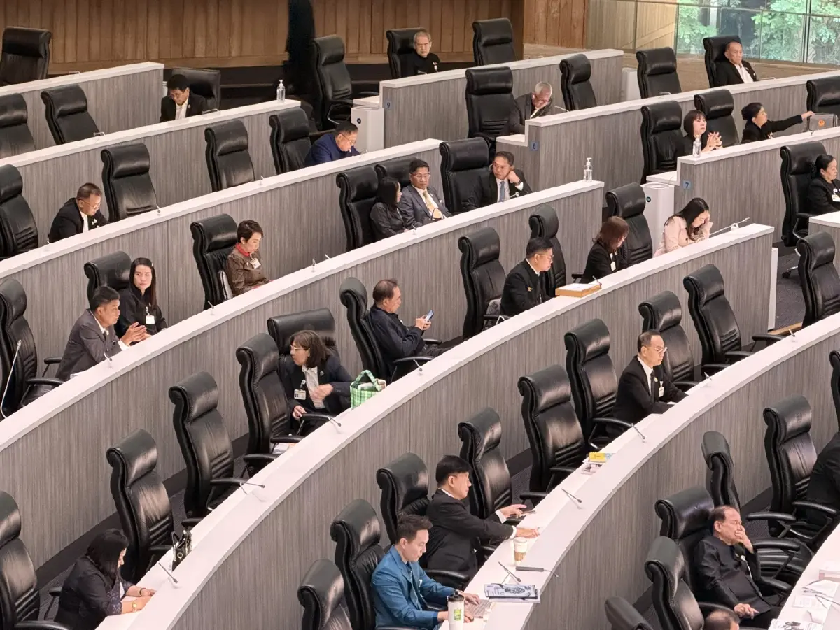 '26 สว.' ร่วมประชุมปกติ พบเพื่อน สว. สวมกอด-ให้กำลังใจ 'อัจฉรพรรณ'