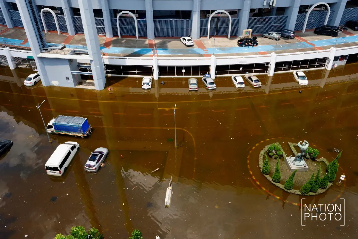 ภาพชุดวันนี้ น้ำท่วมขังรอบสนามราชมังคลาฯ ย่านหัวหมาก
