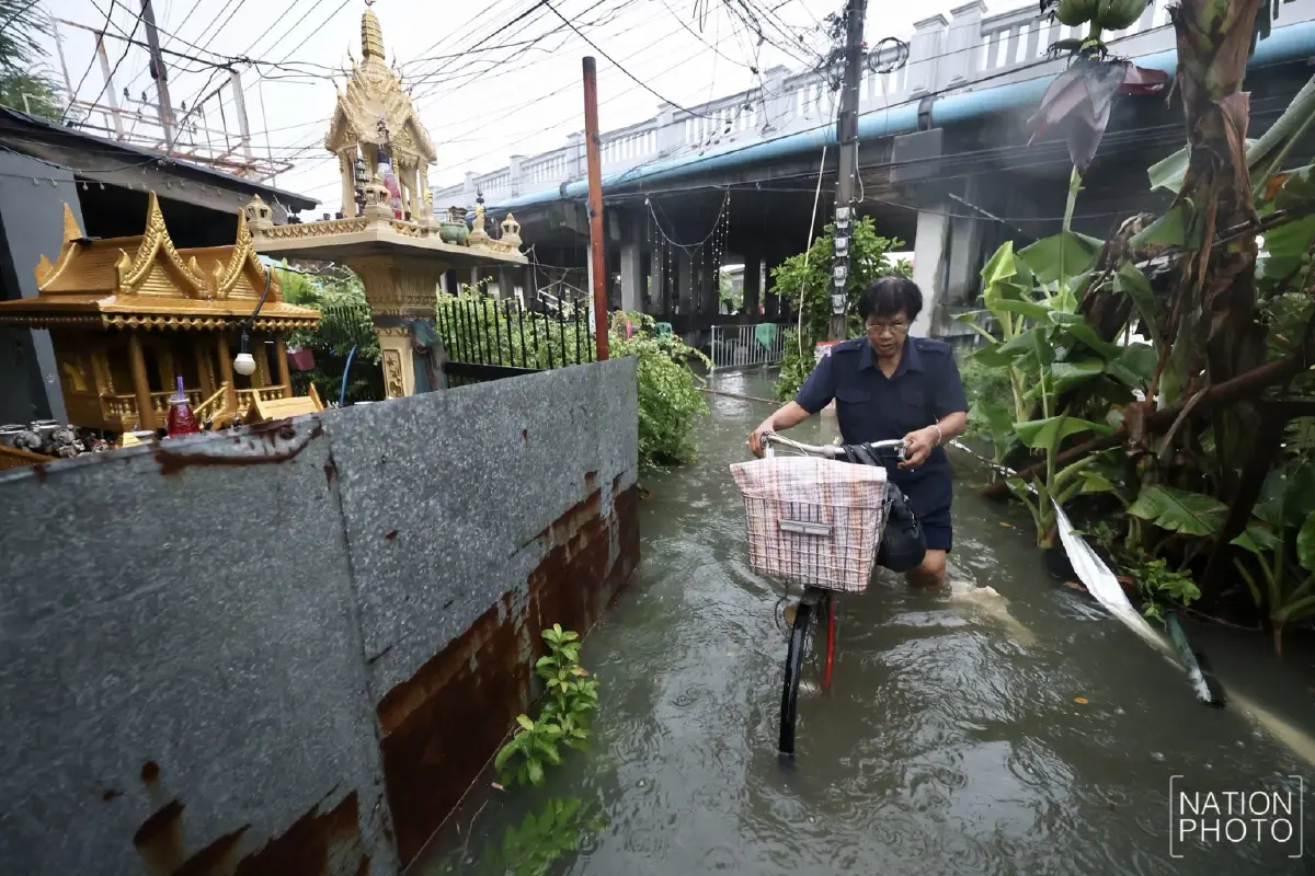 เฝ้าระวังขั้นสุด! เตือนคลองเปรมฯวิกฤต น้ำสูงปริ่มตลิ่ง รีบยกของขึ้นที่สูง