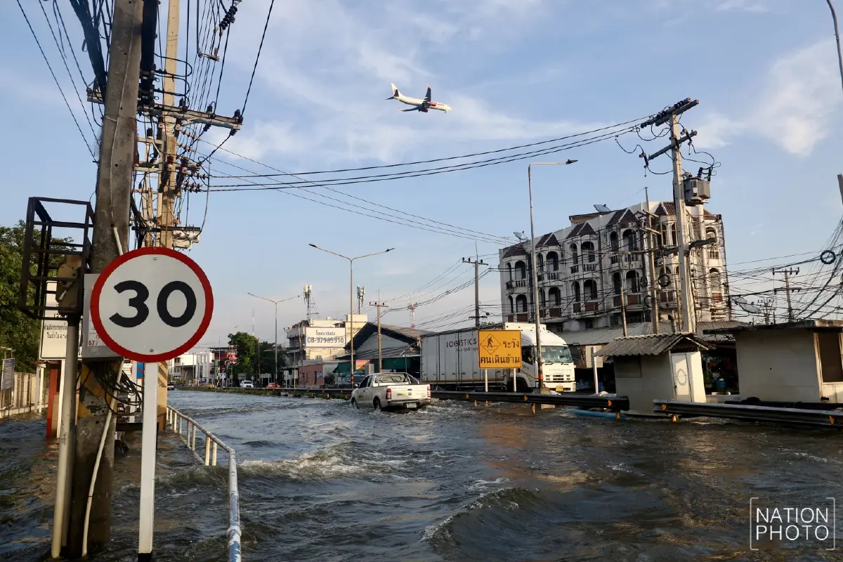 สัญจรลำบาก! น้ำท่วมธูปะเตมีย์ ระดับน้ำยังสูง มวลน้ำเหนือจ่อซ้ำ