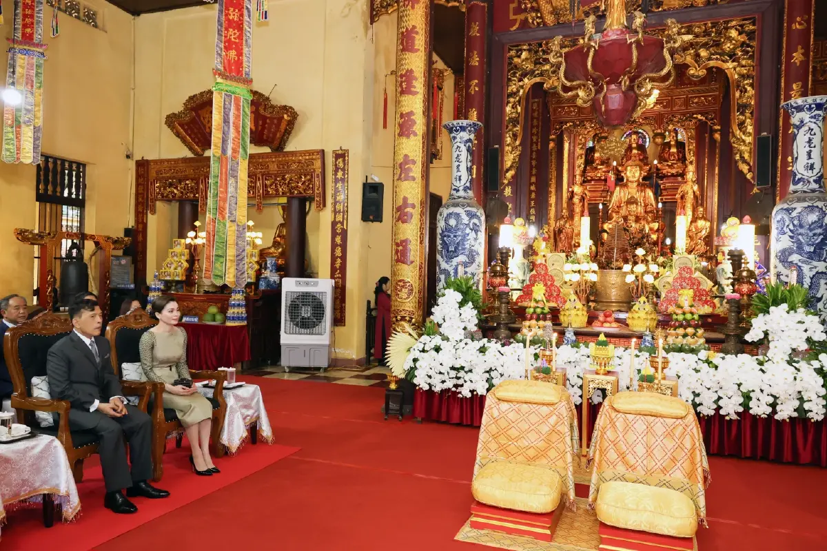 ในหลวง-พระราชินี ทรงวางพวงมาลา อนุสาวรีย์วีรชน-เสด็จฯ วัดกว๋านสือ