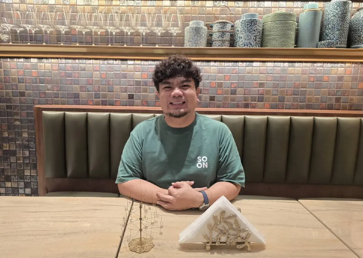 'วลาสุระ ณ ลำปาง' ถอดสูททนายมาควงตะหลิว ที่ร้านอาหารไทย 'สรรพรส'