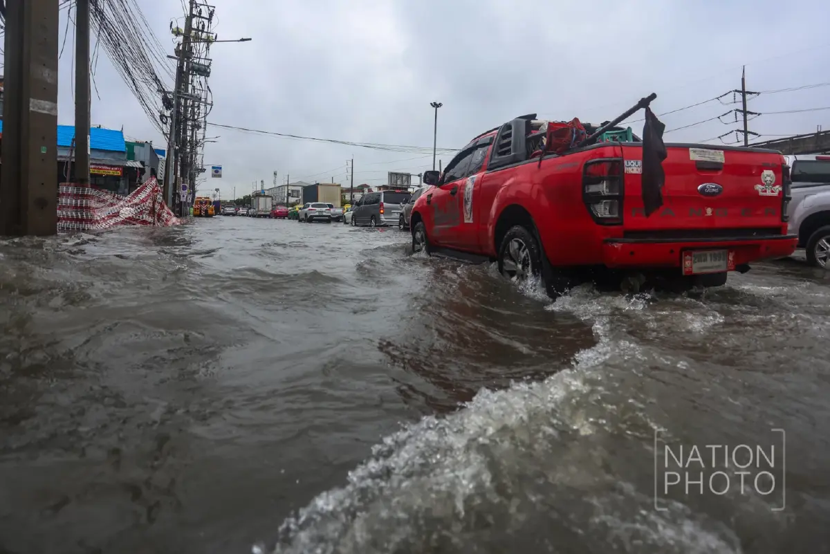 'แยกกิ่งแก้ว-ลาดกระบัง' จมอ่วม! ฝนตกทั้งคืน น้ำท่วมมิดทางเท้า