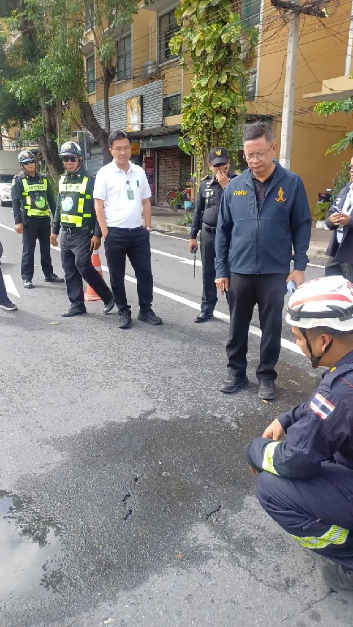 ด่วน! ผวาแก๊สรั่วกลางกรุง 'แยกประชาเกษม' กลิ่นพุ่งระอุใต้ผิวถนน