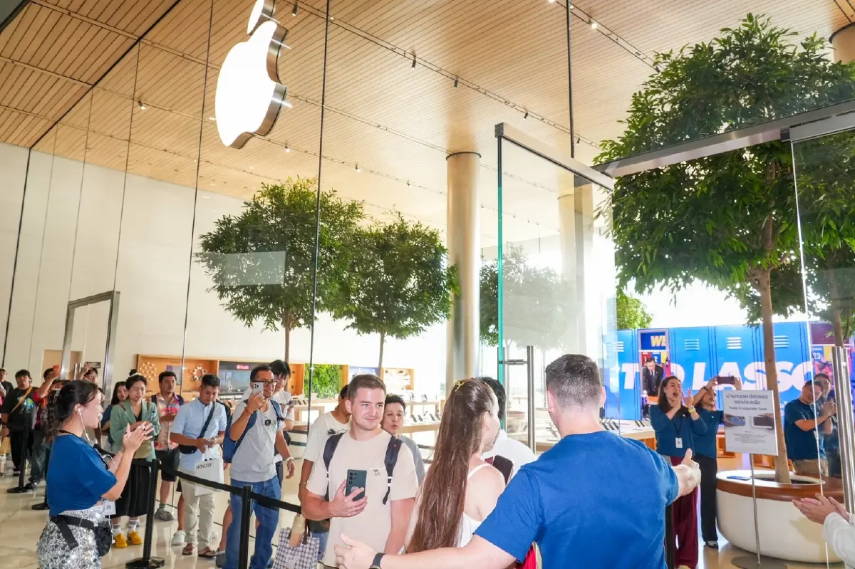 Apple Store ICONSIAM คึกคัก รับ iPhone 18 วันแรก ลูกค้าต่อคิวตั้งแต่ก่อนเปิดร้าน