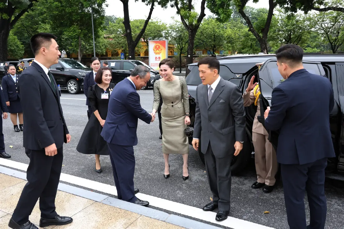 ในหลวง-พระราชินี ทรงวางพวงมาลา อนุสาวรีย์วีรชน-เสด็จฯ วัดกว๋านสือ