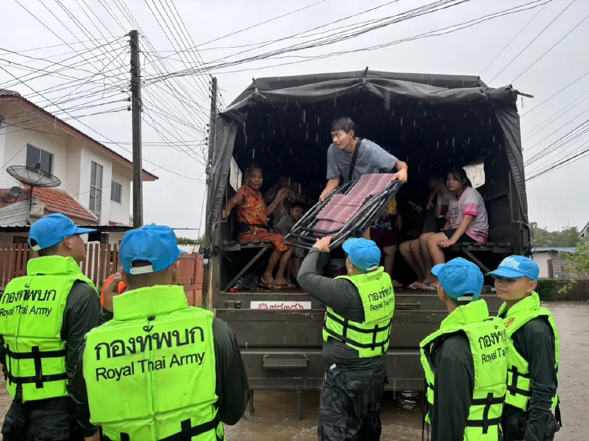 มทบ.19 ระดมกำลังพลพร้อมยุทโธปกรณ์ ช่วยชาวสระแก้ว ขนย้ายสิ่งของหนีน้ำท่วม