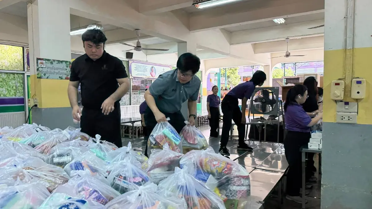 กทม. เร่งช่วยผู้ประสบภัยน้ำท่วม 15 เขต ส่งอาหาร-ถุงยังชีพถึงชุมชน