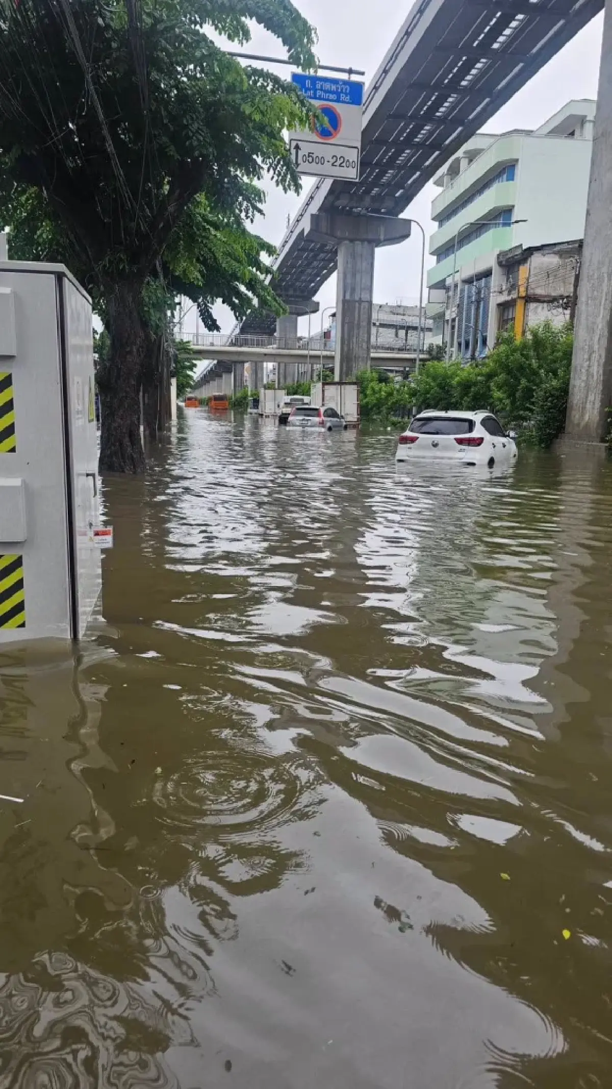 น้ำท่วมกรุงเทพล่าสุด 'ลาดพร้าว บางกะปิ' ยังท่วมสูง รถเล็กผ่านไม่ได้