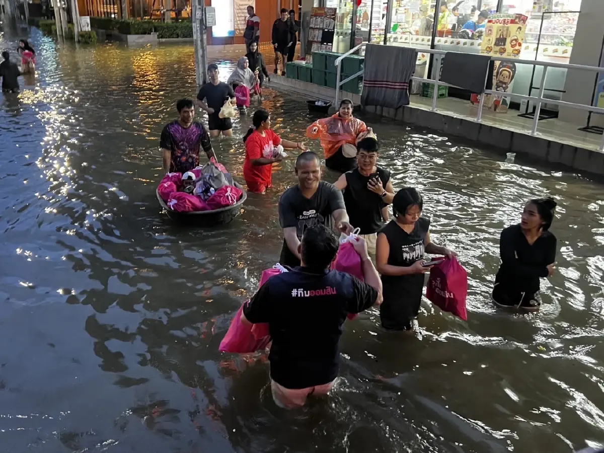 ’ออมสิน‘ ช่วยผู้ประสบภัยน้ำท่วมต่อเนื่อง เพิ่มจุดส่งมอบอาหาร-น้ำดื่ม ของใช้ยังชีพ