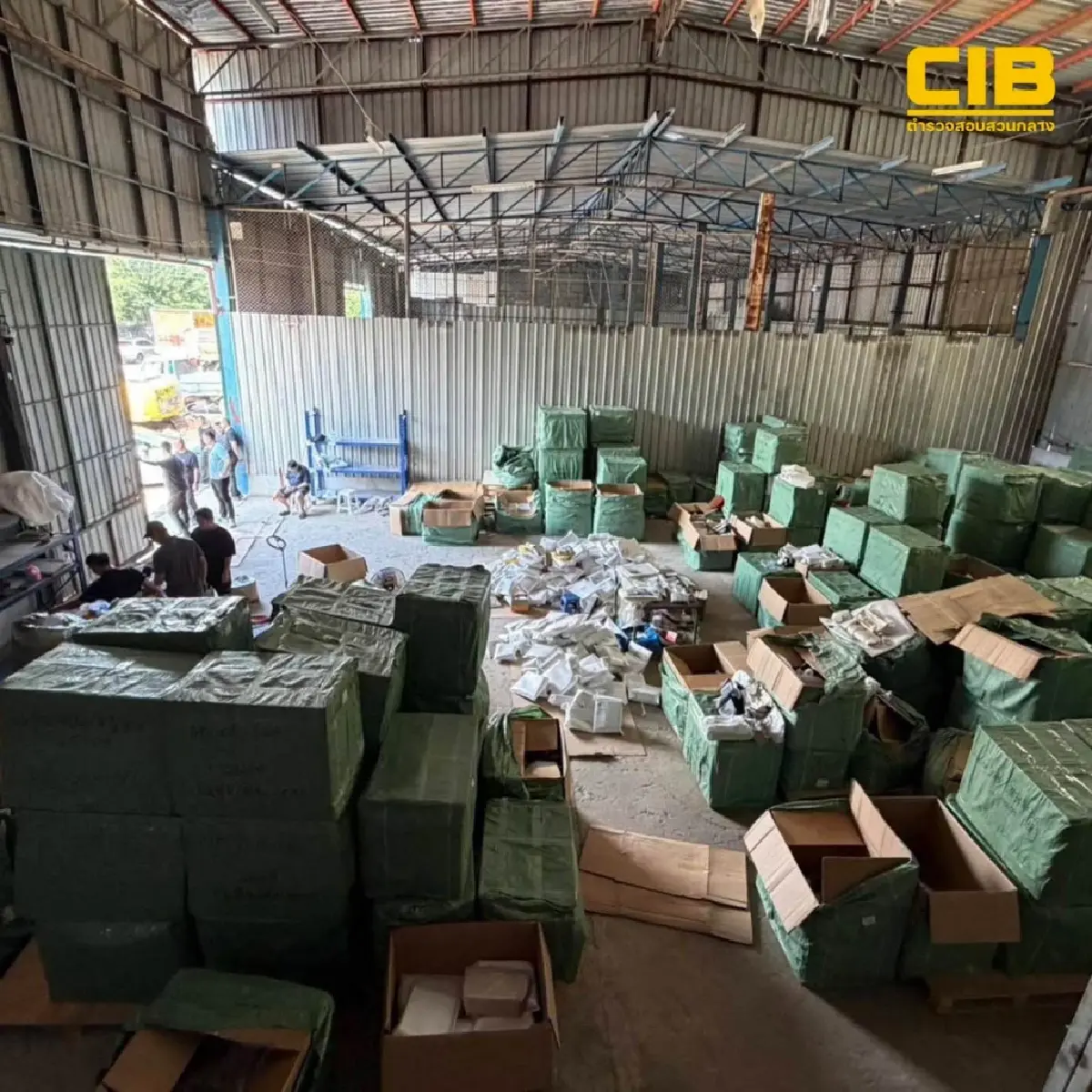 ทลายแหล่งซุกซ่อนกระเป๋าปลอมแบรนด์ดัง ตรวจยึดของกลาง 10,000 ชิ้น