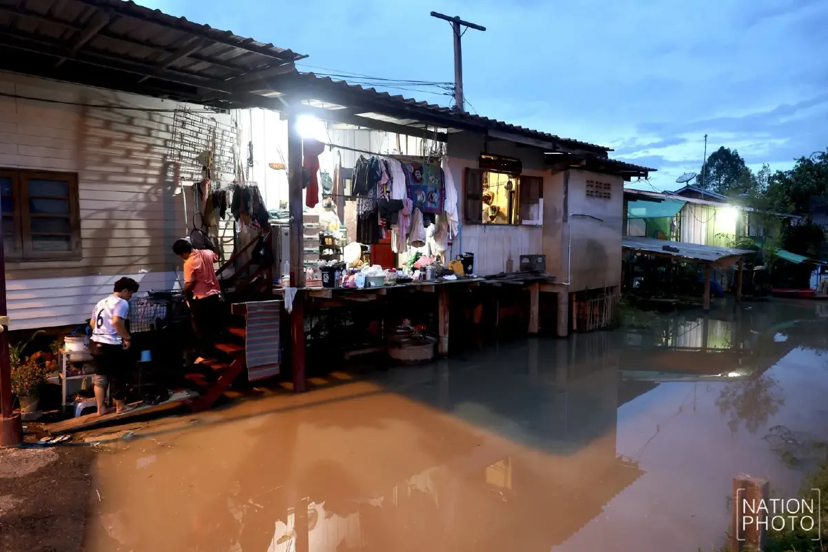 มวลน้ำทะลักท่วมบางบาล คืนเดียวสูงเกือบ 1 เมตร เตือนเร่งขนของขึ้นที่สูง