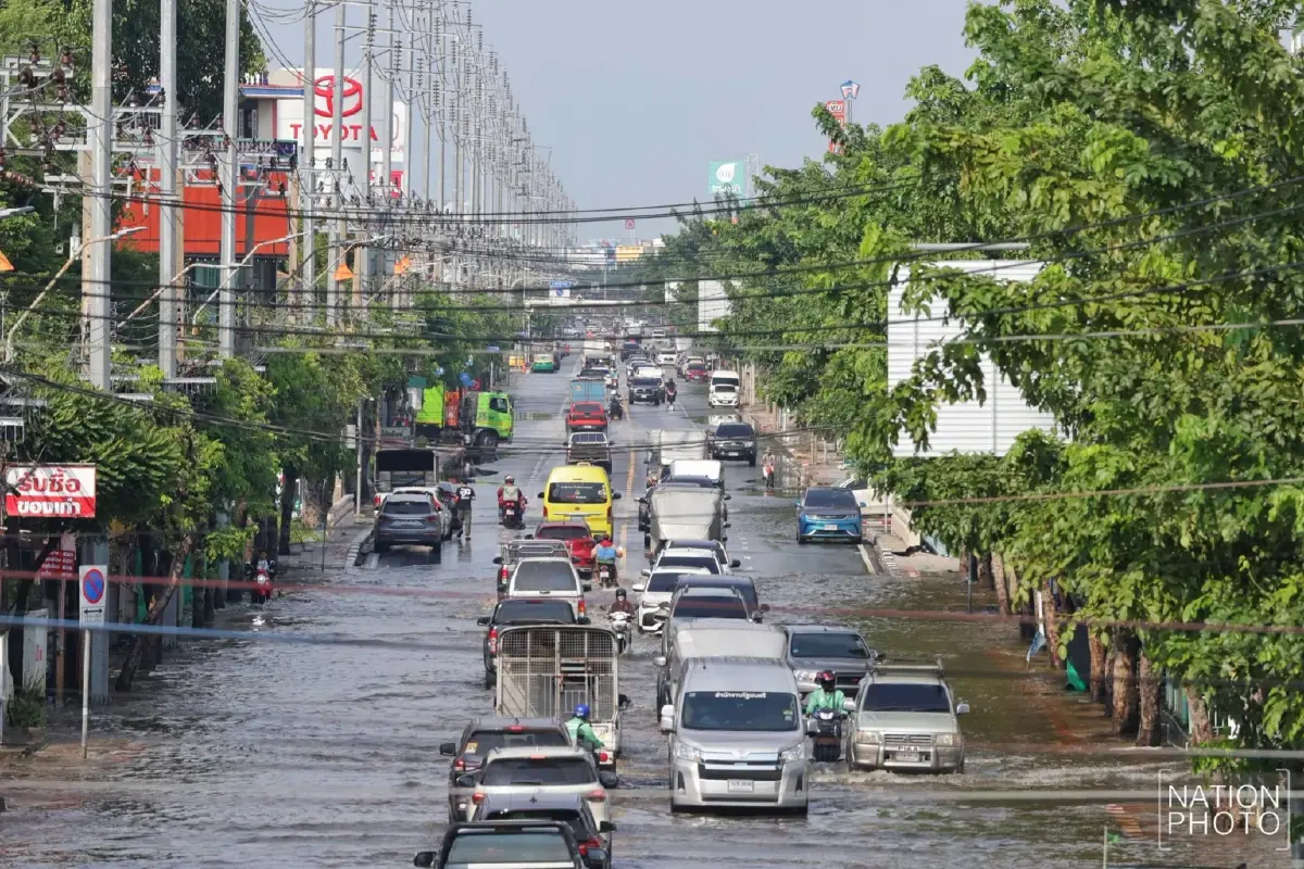 ภาพล่าสุด ถนนวัชรพล-เพิ่มสิน ยังมีน้ำท่วมขังบางจุด รถสัญจรได้