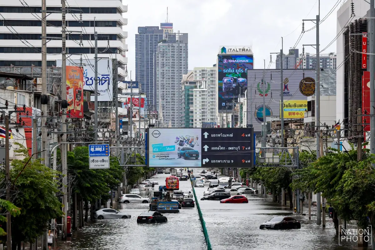 เกาะติดน้ำท่วม 25 จังหวัด - กทม. เฝ้าระวังฝนตกหนัก รับมือมวลน้ำ