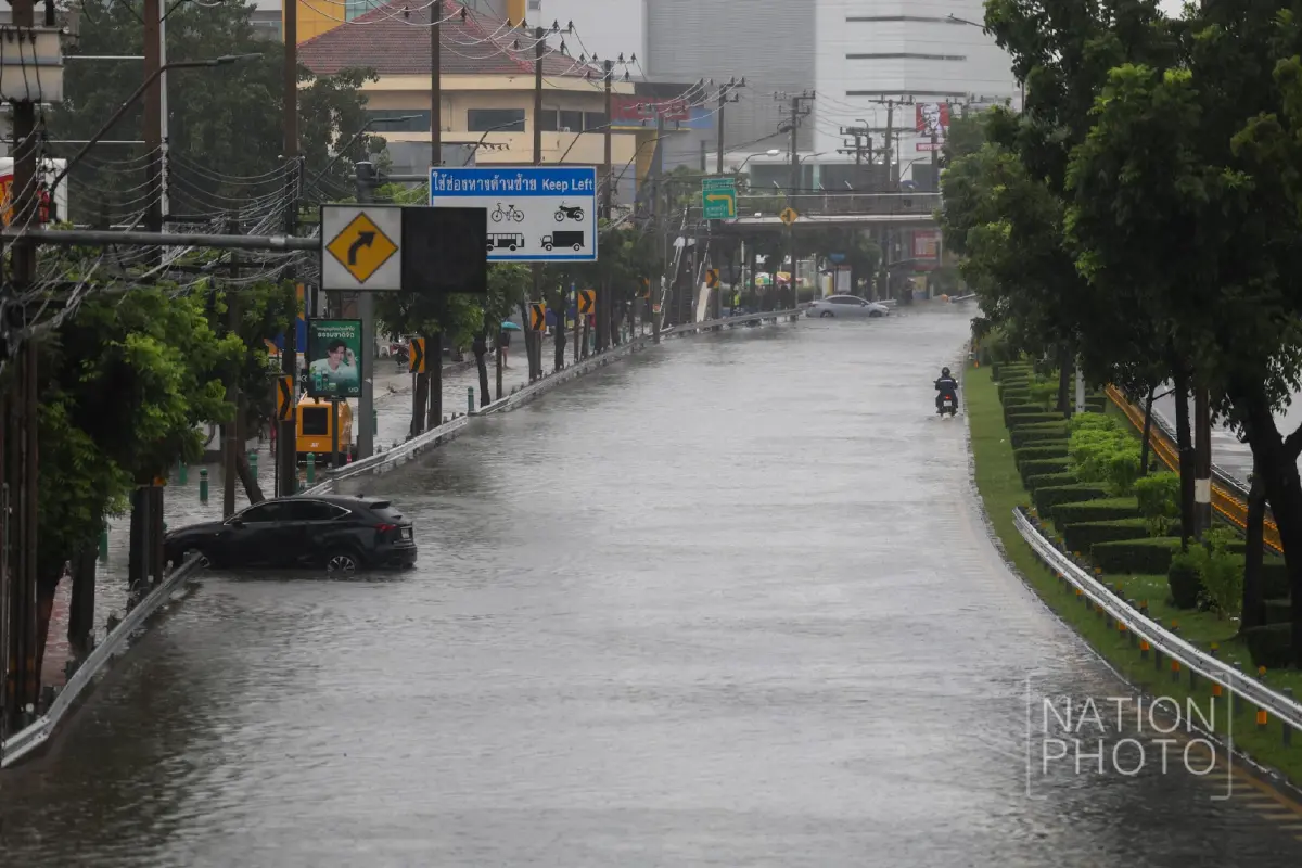 รถติดทั้งสาย! ฝนถล่มกรุงข้ามคืน 'รัชดาฯ' จมมิดทุกเลน รถดับนับสิบ