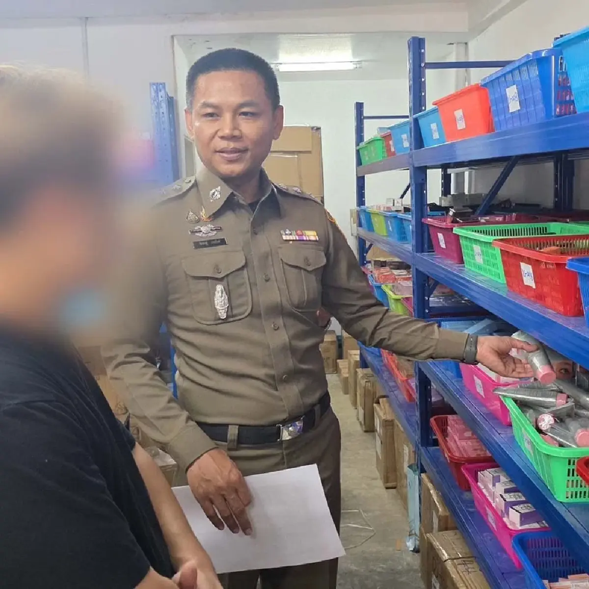 บุกโกดังสมุทรปราการ ยึดเครื่องสำอางแบรนด์ดังปลอม 5 หมื่นชิ้น