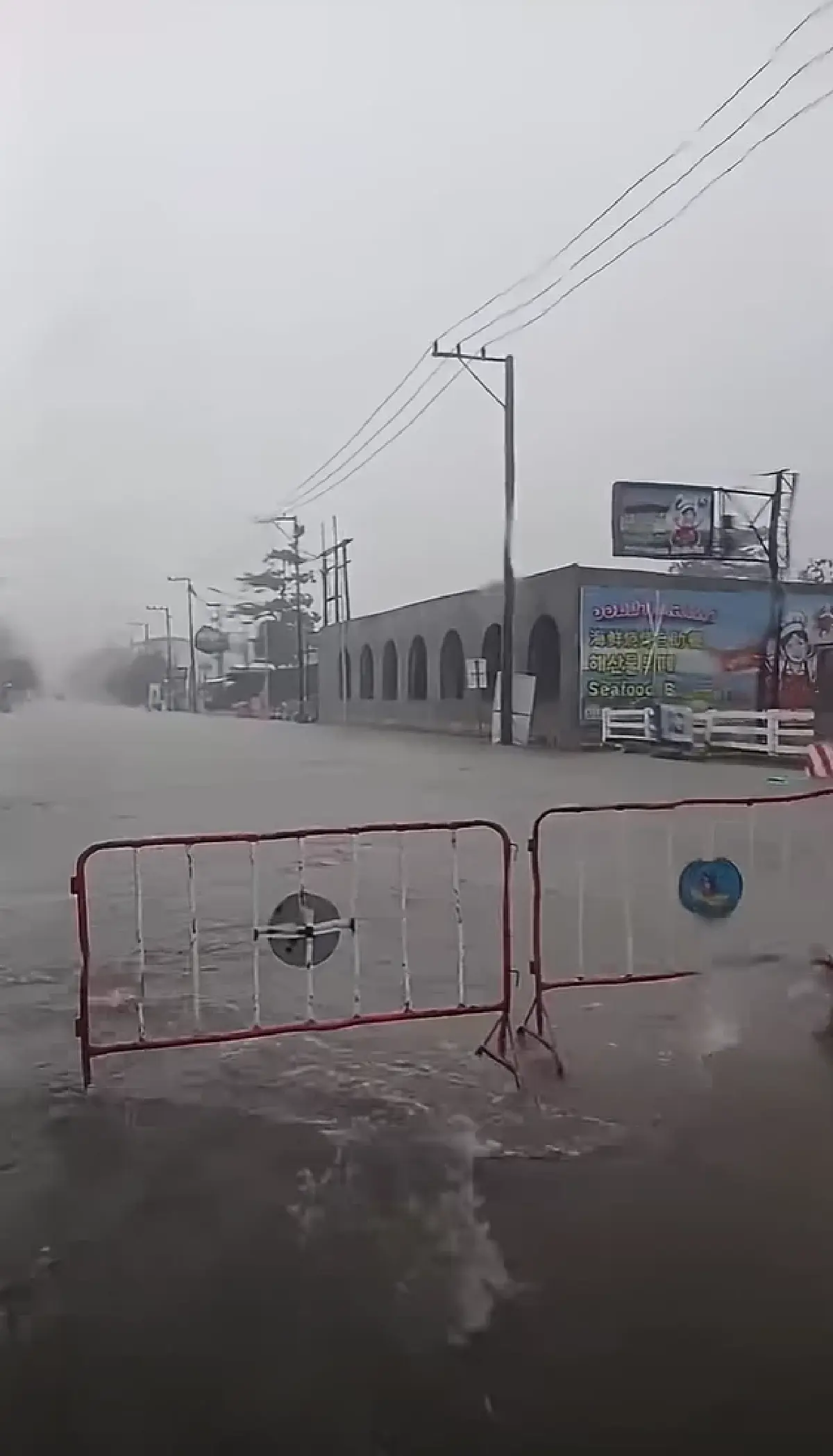 พัทยาฝนตกหนัก แยกมุมอร่อยจมมิด ปิดถนนสาย 3 น้ำไหลเชี่ยว-ท่วมแรง