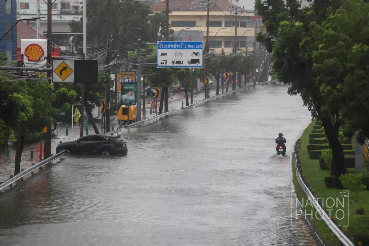 รถติดทั้งสาย! ฝนถล่มกรุงข้ามคืน 'รัชดาฯ' จมมิดทุกเลน รถดับนับสิบ