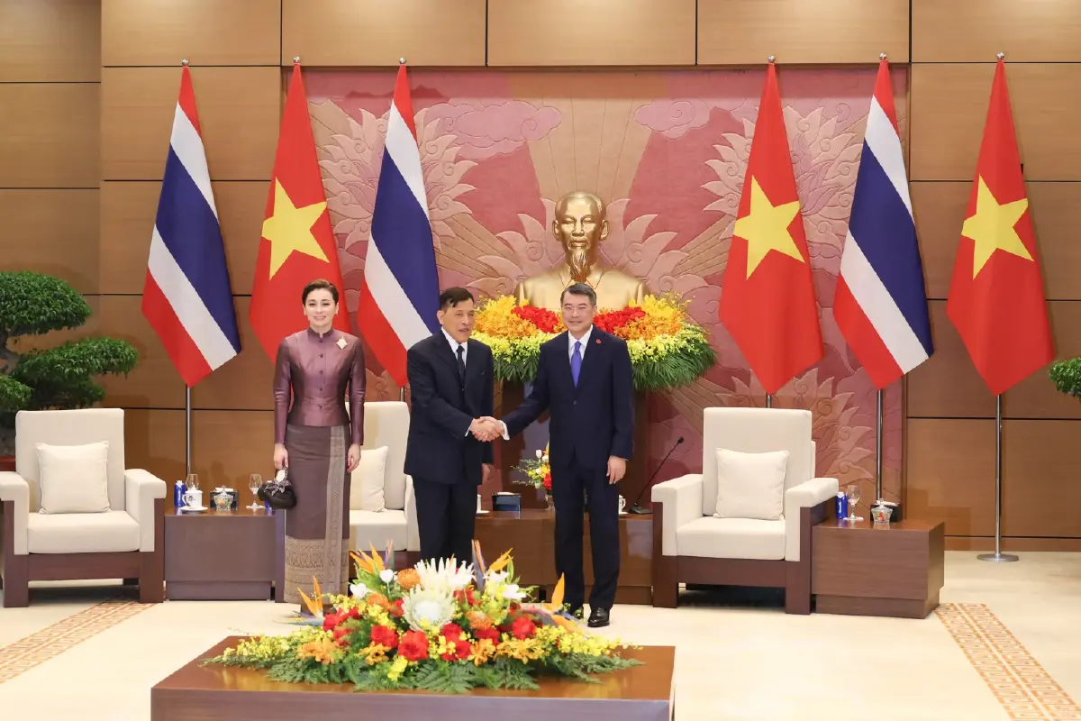 ในหลวง-พระราชินี ทรงร่วมพิธีรับเสด็จอย่างเป็นทางการ ในโอกาสเสด็จฯเยือนเวียดนาม