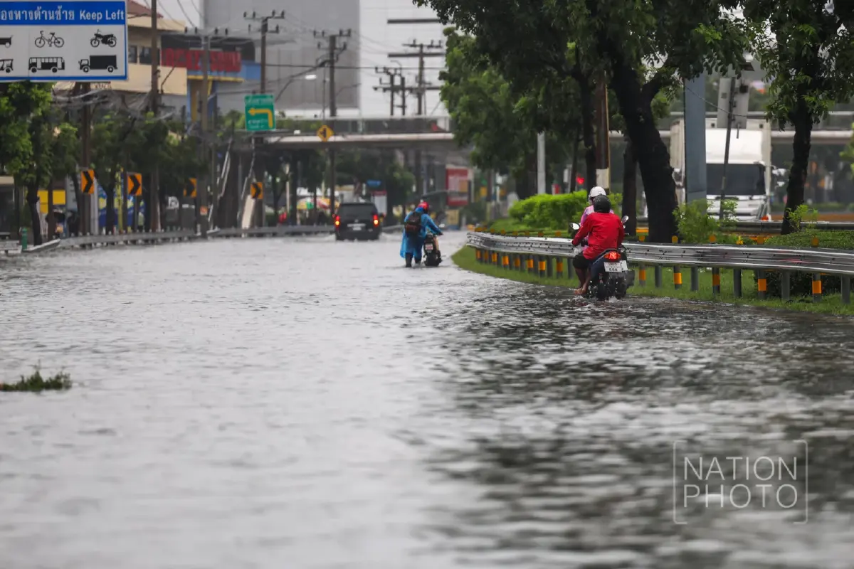 รถติดทั้งสาย! ฝนถล่มกรุงข้ามคืน 'รัชดาฯ' จมมิดทุกเลน รถดับนับสิบ