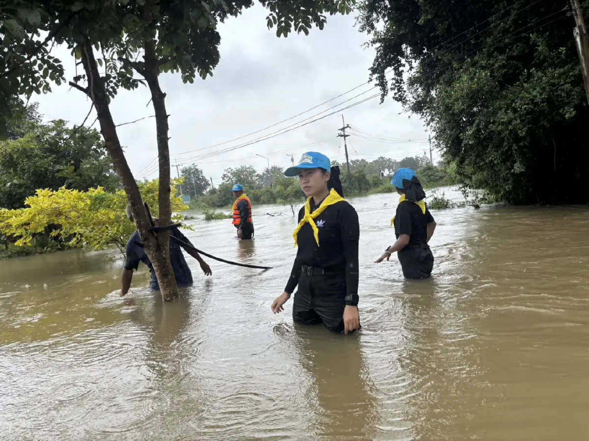 มทบ.19 ระดมกำลังพลพร้อมยุทโธปกรณ์ ช่วยชาวสระแก้ว ขนย้ายสิ่งของหนีน้ำท่วม
