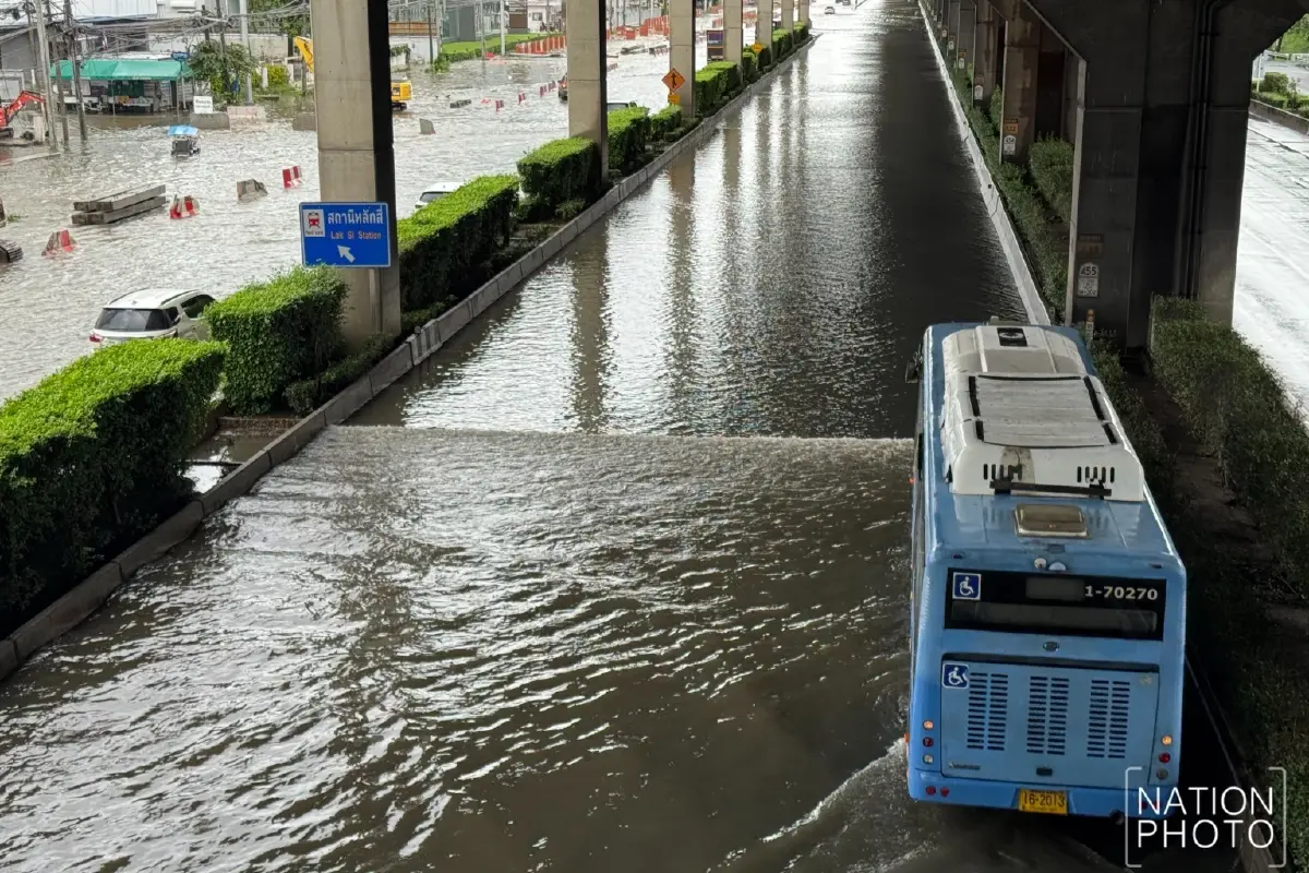 น้ำท่วม ถ.วิภาวดีรังสิต ขาเข้า ช่วงแยกหลักสี่-ม.เกษตรฯ น้ำทะลักเต็มพื้นที่