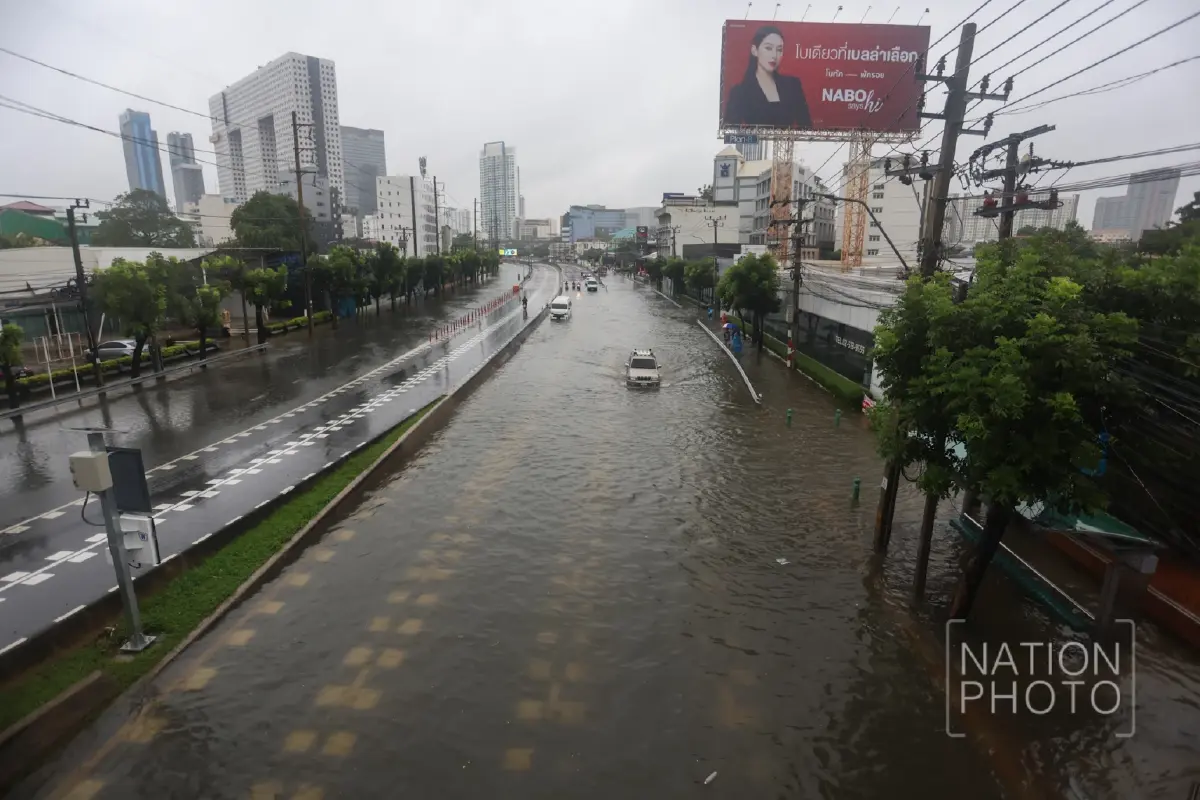 รถติดทั้งสาย! ฝนถล่มกรุงข้ามคืน 'รัชดาฯ' จมมิดทุกเลน รถดับนับสิบ