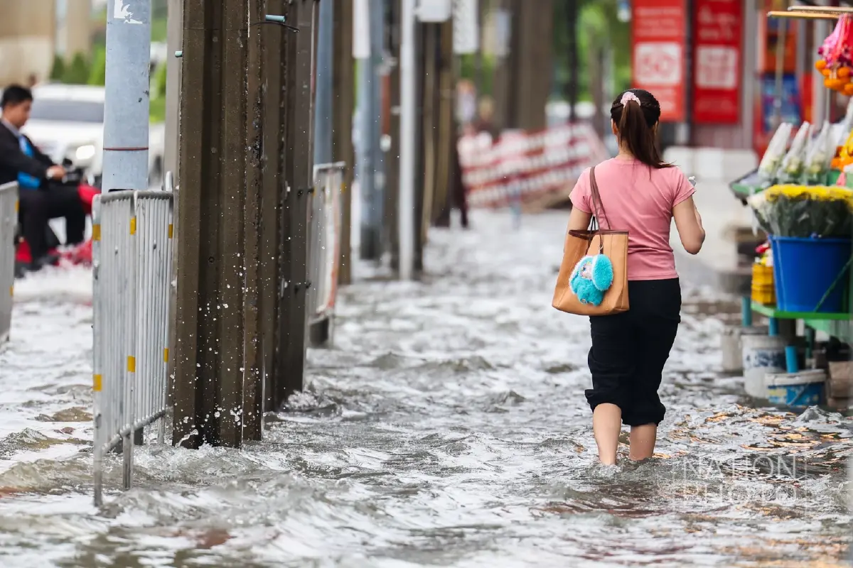 'แยกกิ่งแก้ว-ลาดกระบัง' จมอ่วม! ฝนตกทั้งคืน น้ำท่วมมิดทางเท้า