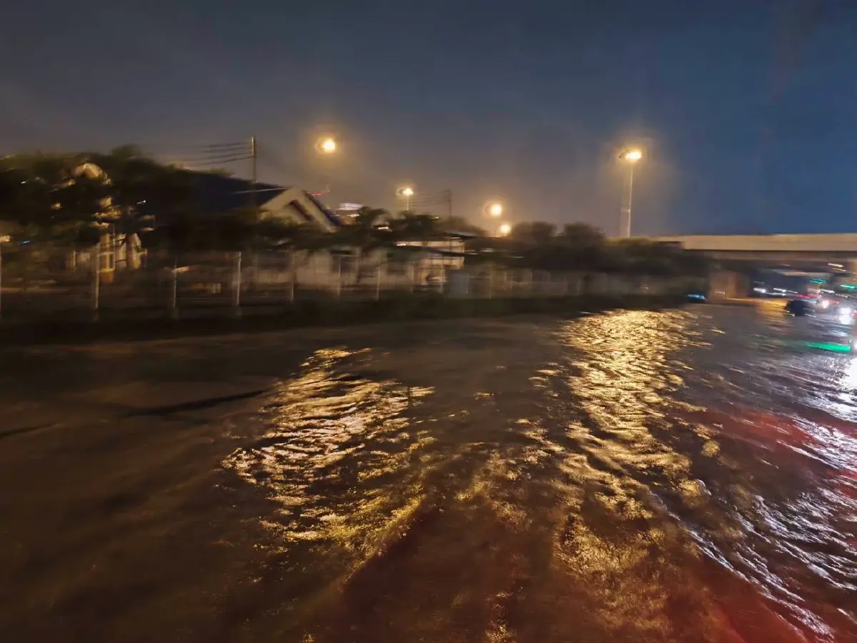ชลบุรีอ่วม ฝนถล่มมืดฟ้ามัวดิน น้ำท่วมถนน ทล.331 มาบเอียง-แหลมฉบัง