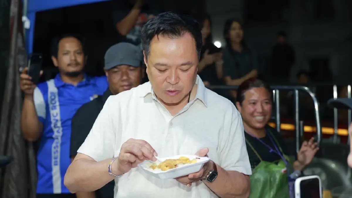 ‘อนุทิน’ แจกเงินหัวละพัน ให้ชาวบ้านโดน‘น้ำท่วม กทม.’ ย่านสายไหม’