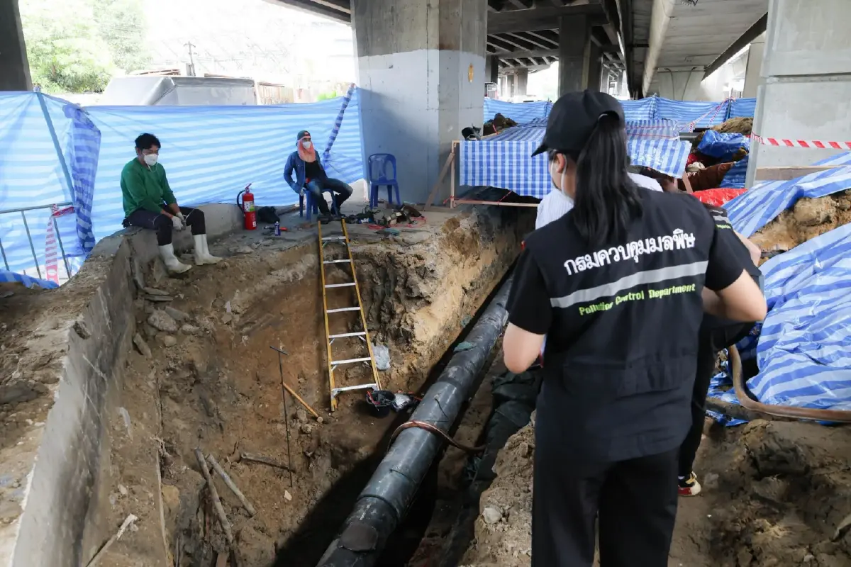 คพ. พบท่อน้ำมันรั่ว ใต้สะพานพระราม 3 คุมเข้มความปลอดภัย