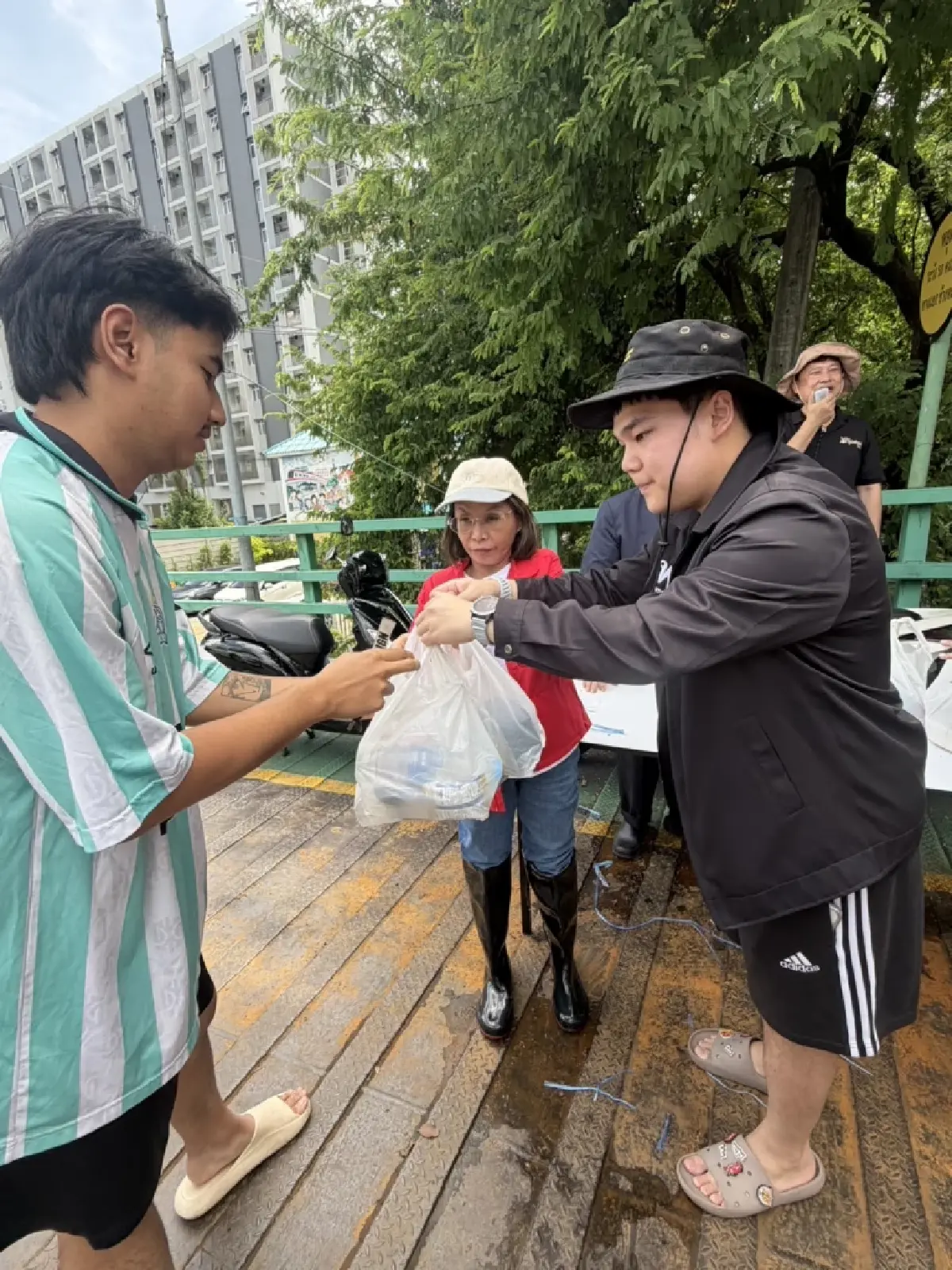 ‘เพื่อไทย’ ลุยน้ำท่วมมอบสิ่งของให้คนดอนเมืองบรรเทาความเดือดร้อน