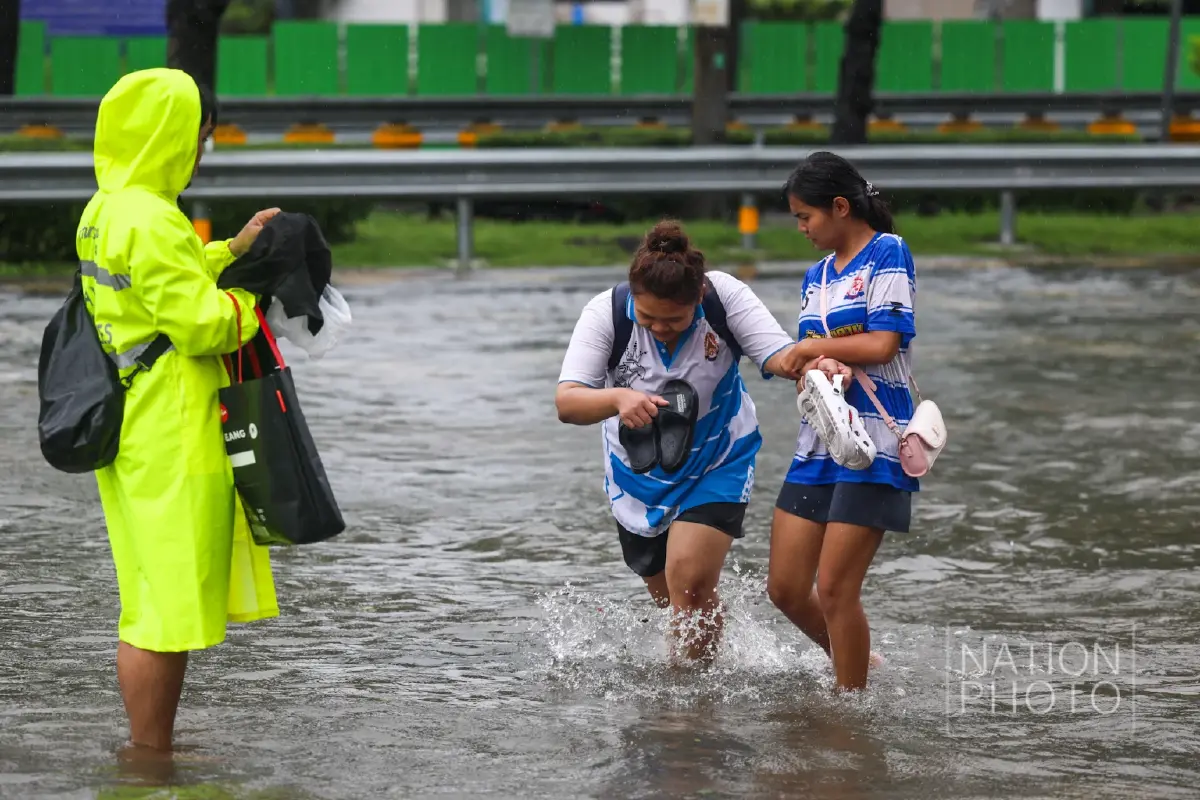 รถติดทั้งสาย! ฝนถล่มกรุงข้ามคืน 'รัชดาฯ' จมมิดทุกเลน รถดับนับสิบ