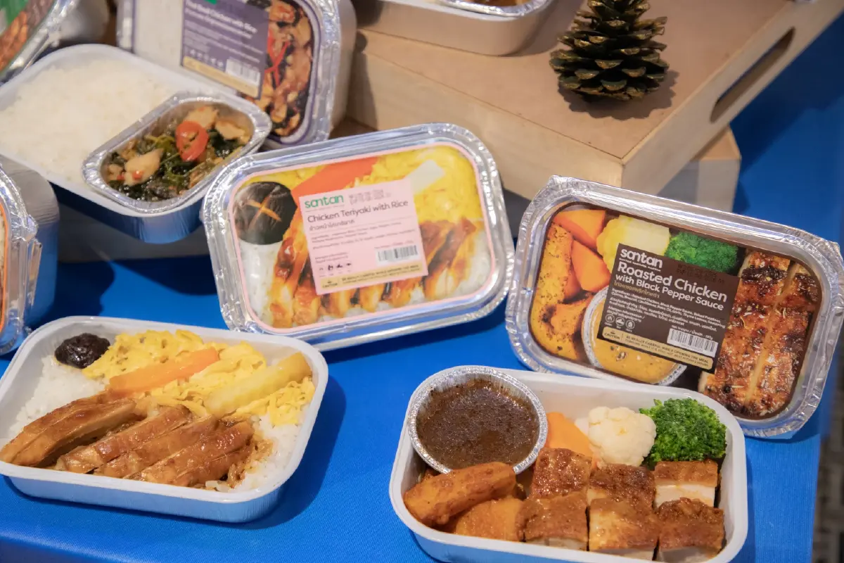 ‘สีฟ้า’ ร้านอายุ 90 ปี ขาย ‘ข้าวหน้าไก่’ บนฟ้า อยู่เบื้องหลังอาหารบนเครื่อง ทำ OEM ส่งแอร์ไลน์-โรงแรม