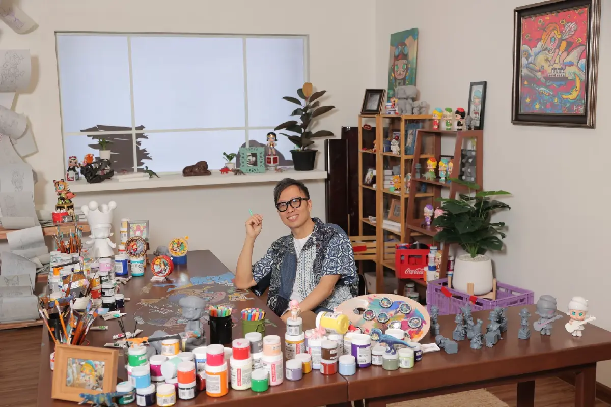 คุยเฟื่องเรื่อง 'MOLLY' กับ 'Kenny Wong' ถอดรหัส 20 ปี จักรวาลศิลปะและอาร์ตทอย