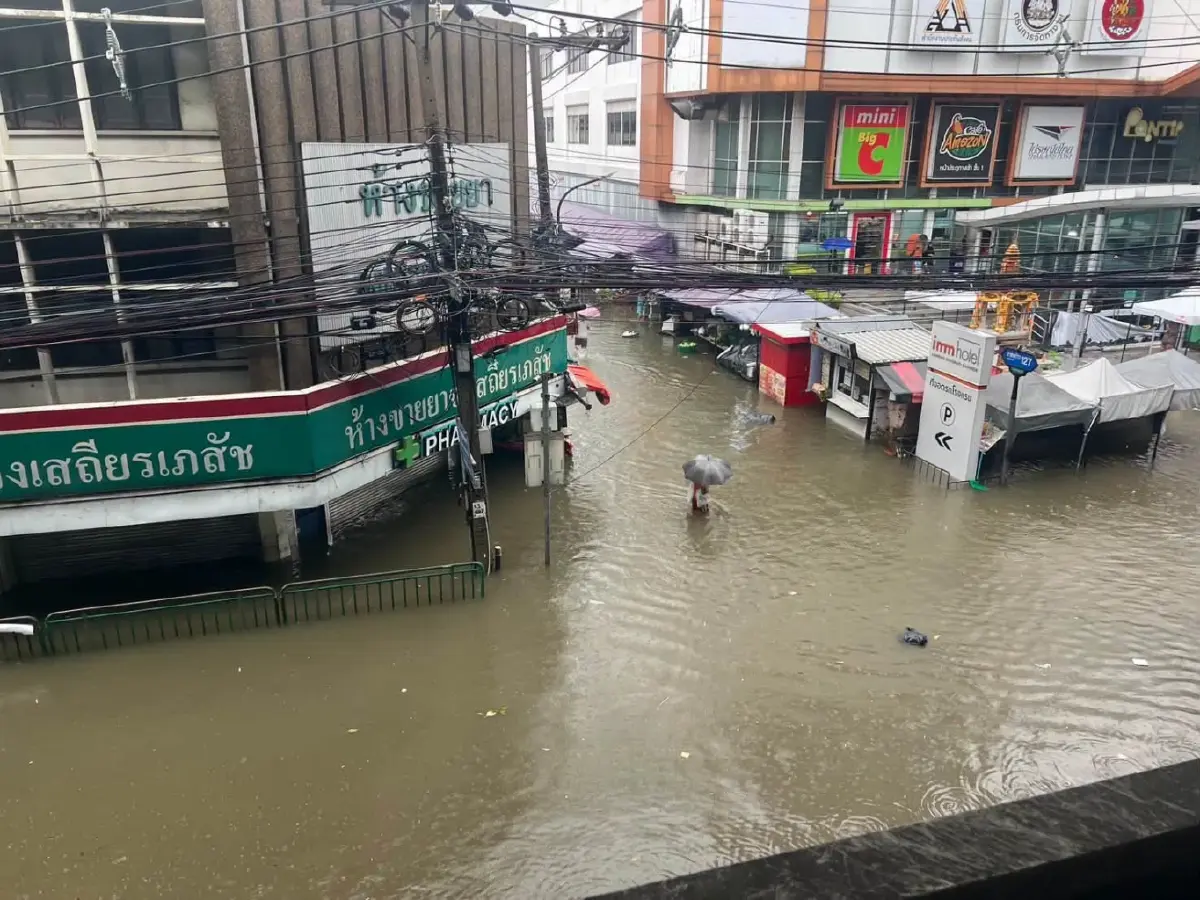 ใครทันใครได้! น้ำท่วมกรุงเทพ 2569 รัชดาฯ โคม่า ตุนอาหาร 7-11 เกลี้ยง พบฝนแช่อีก