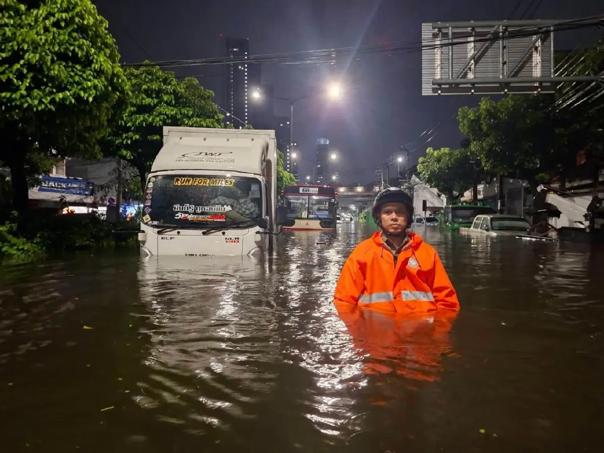 น้ำท่วม กทม. ล่าสุด วิภาวดีฯ น้ำลด รถผ่านได้แล้ว ส่วนบางกะปิยังท่วมสูง