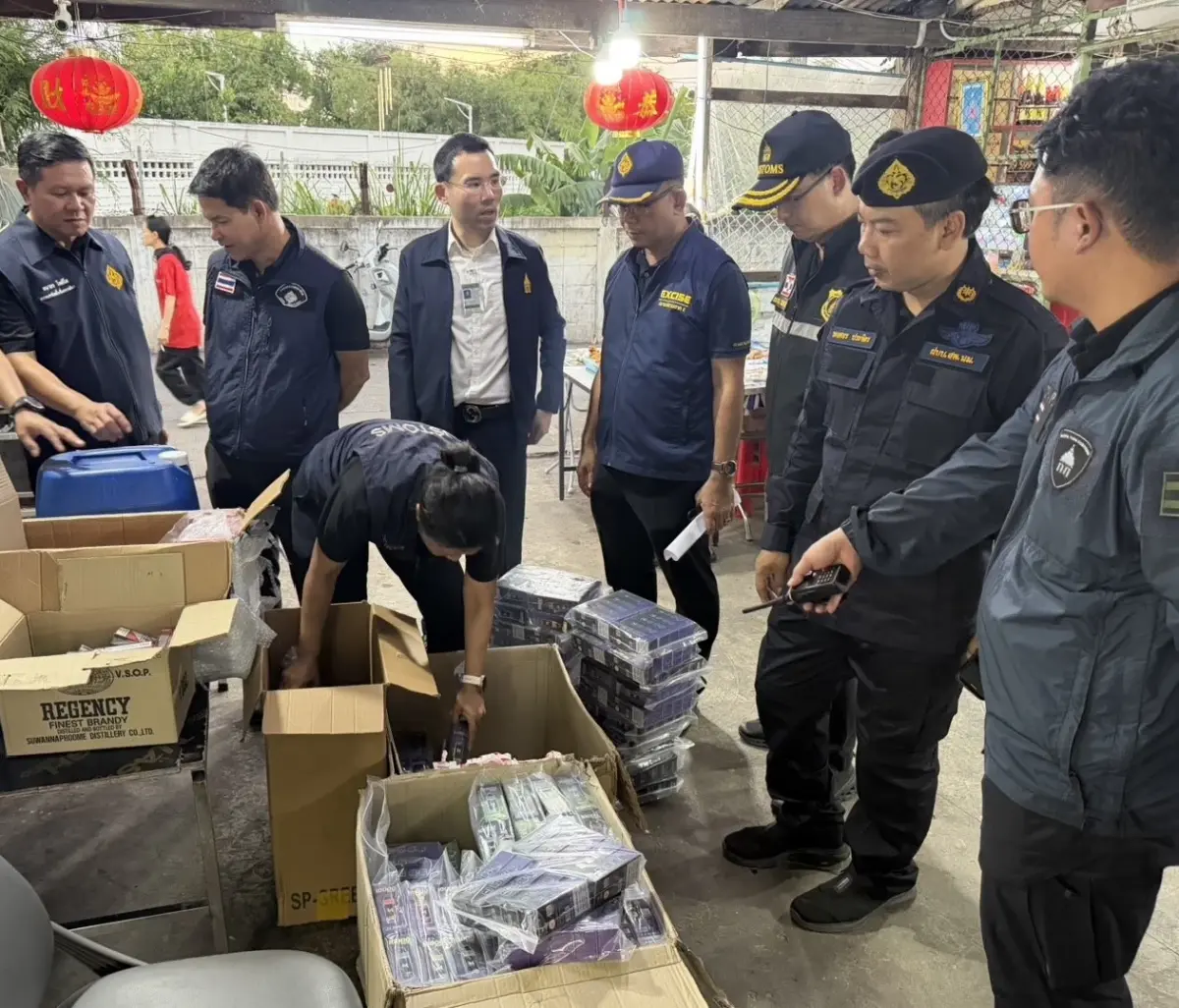 ศุลกากรช่องจอมผนึกสรรพสามิต ทลายโกดังสินค้าเถื่อนกลางโคราช ยึดบุหรี่ไฟฟ้า สุรา บุหรี่ พลุดอกไม้เพลิง
