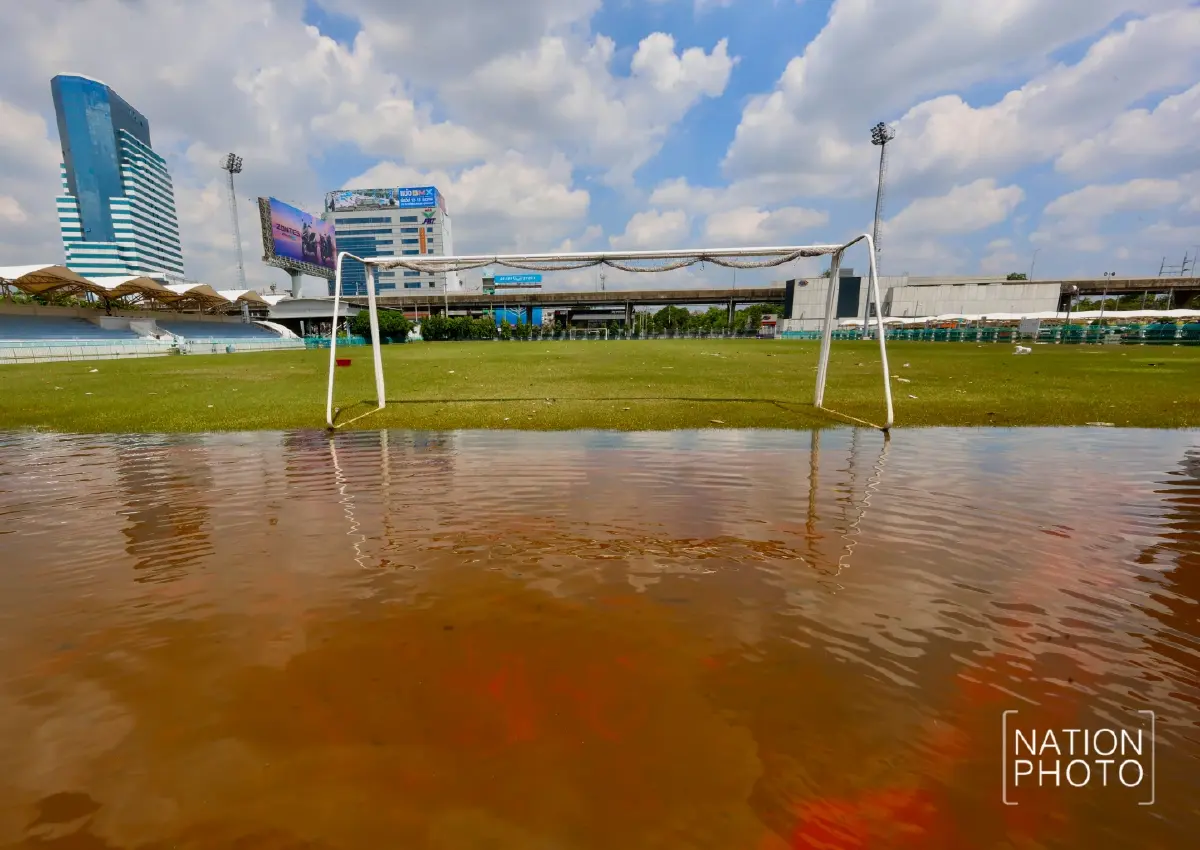 ภาพชุดวันนี้ น้ำท่วมขังรอบสนามราชมังคลาฯ ย่านหัวหมาก