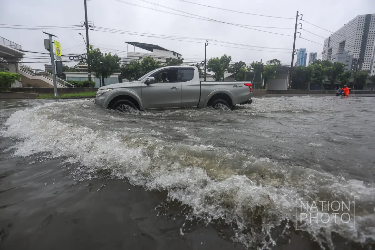 รถติดทั้งสาย! ฝนถล่มกรุงข้ามคืน 'รัชดาฯ' จมมิดทุกเลน รถดับนับสิบ